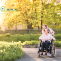 À quel moment l'achat ou la location d'une chaise roulante devient important pour une personne âgée ?